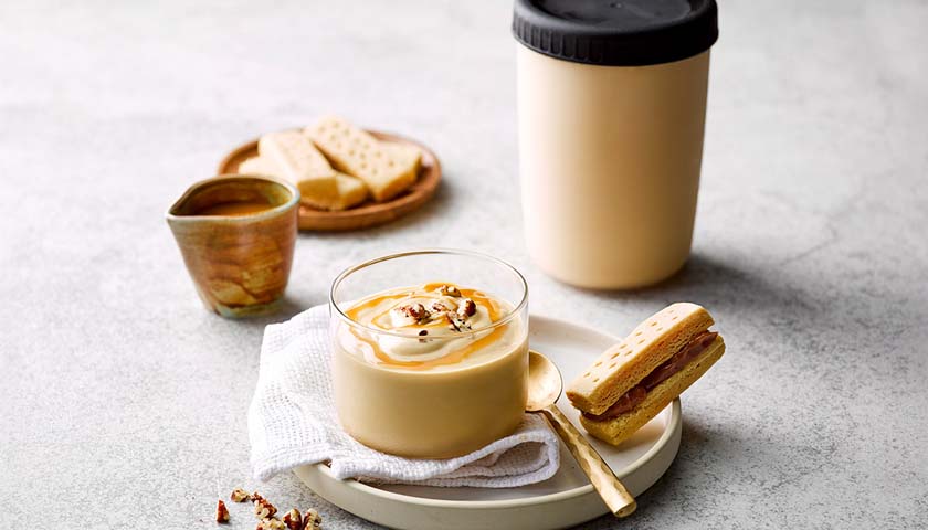 Dessert crémeux au yaourt avec des biscuits et du miel sur une assiette.