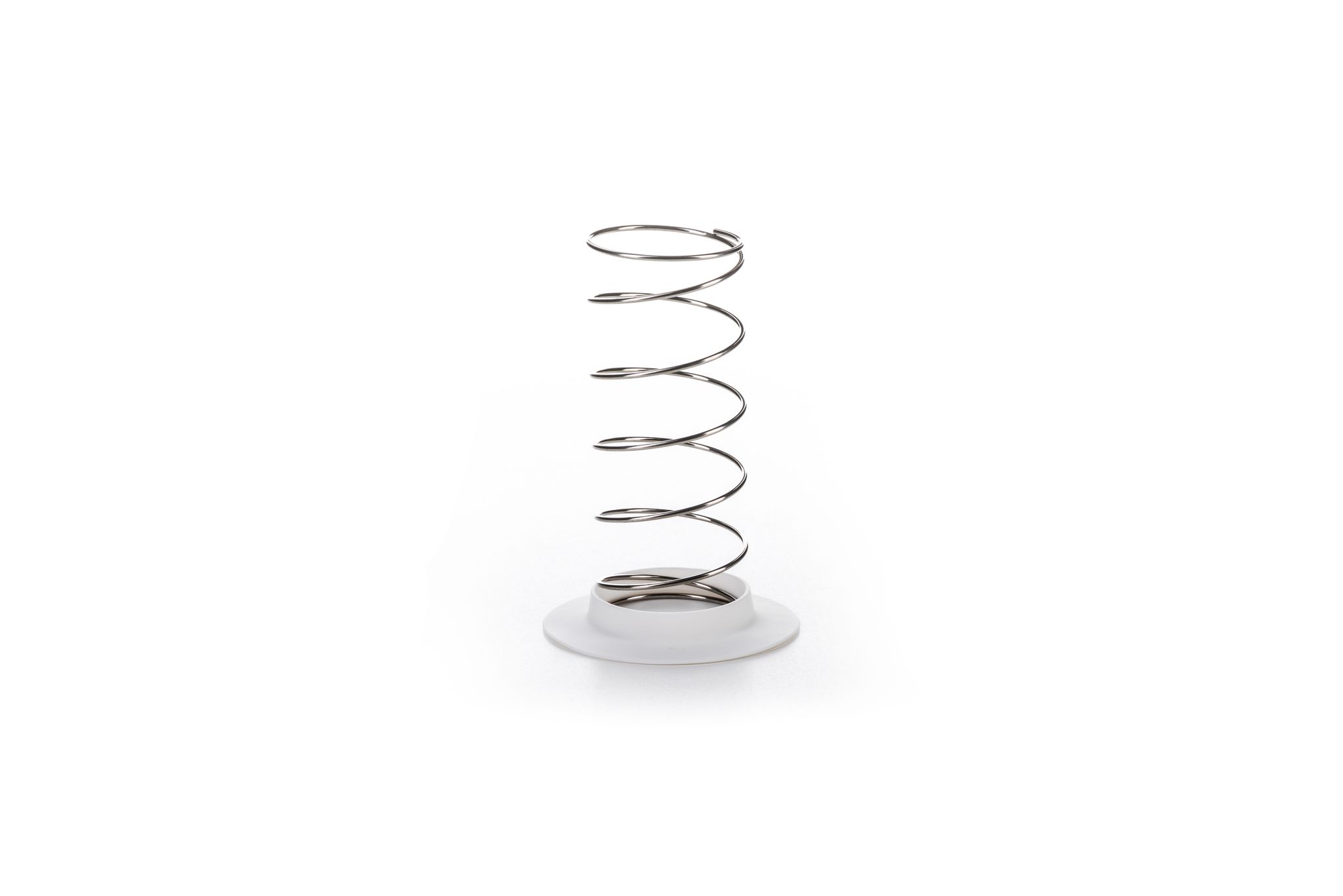 Trancheuse spirale métallique sur fond blanc.