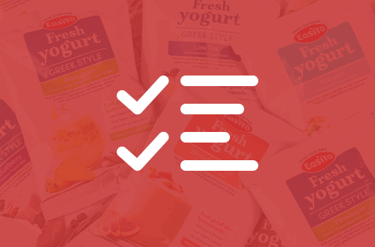 Différents yaourts à la grecque en sachets et en bocaux.