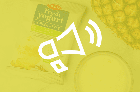 Yaourt à la grecque frais au goût ananas dans un bol.